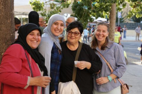Grupo de formación de mujeres de la comunidad bahá’í en el barrio Virgen del Remedio de Alicante, con participantes de Argelia, Marruecos, Indonesia, Rusia, Ucrania, Pakistán, Senegal, Guinea Ecuatorial, Colombia, Irán y otros países.